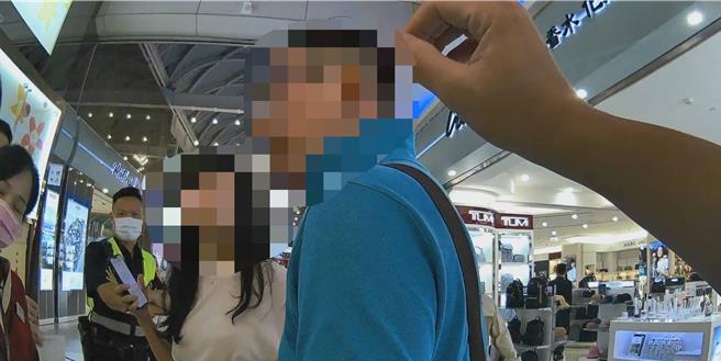 高雄一对夫妻在小港机场搭机疑似酒醉闹事，其中一人传为华航空姐，遭机长拒载，航警将2人退关离开机场。（航警局提供／任义宇高雄传真）