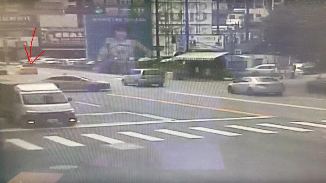 玖壹壹「春風」駕喜美愛車追撞「鬼切」機車釀2傷。(戴志揚翻攝)