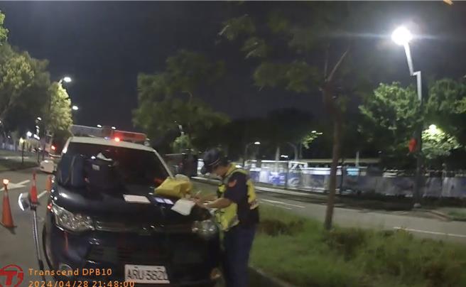 陈姓男子载妻子酒驾上路遭交通大队拦查，陈男拒绝酒测让妻子免于连坐罚，却因此吞下18万元罚款及扣车。（警方提供／王煌忠台中传真）