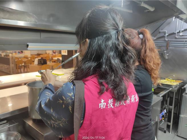 南投縣衛生局稽查南投服務區餐飲業，包括業者是否投保產品責任保險、原材料來源及衛生規範等。（南投縣衛生局提供／楊靜茹南投傳真）