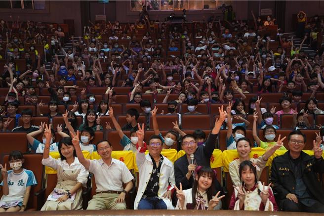 基隆市政府邀請「基隆市國樂團」及「基隆交響管樂團」共同合作，30日在基隆表演藝術中心推出「《基隆萌樂祭》心之所繫－動漫音樂會」，演出多首知名動漫歌曲，市長謝國樑（二排右三）也與同學同樂。（基隆市政府提供／徐佑昇基隆傳真）