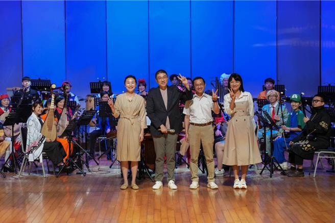 基隆市政府邀請「基隆市國樂團」及「基隆交響管樂團」共同合作，30日在基隆表演藝術中心推出「《基隆萌樂祭》心之所繫－動漫音樂會」，演出多首知名動漫歌曲，市長謝國樑（前排左二）也與同學同樂。（基隆市政府提供／徐佑昇基隆傳真）
