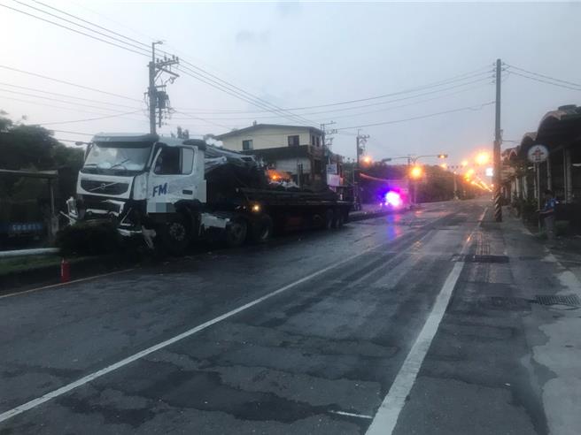 ，40岁林姓男子驾驶营业曳引车疑似精神不济「骑」上分隔岛。（警方提供／吴佩蓉宜兰传真）