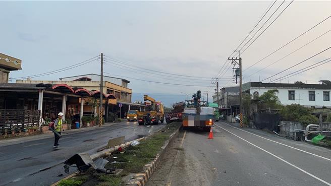 导致电线走火，将电杆底座烧得焦黑。（警方提供／吴佩蓉宜兰传真）