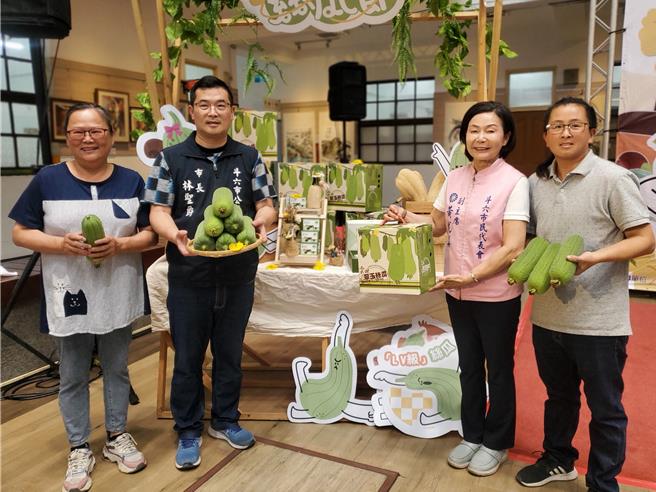 斗六市长林圣爵（左二）、斗六市代表会副主席黄尤美与丝瓜农一起推荐斗六翠玉丝瓜。（周丽兰摄）