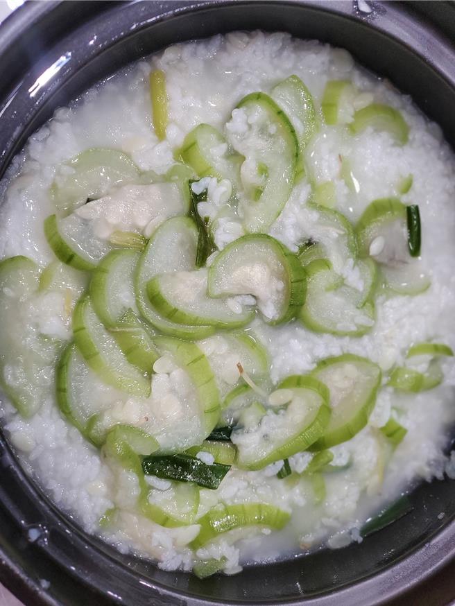 斗六市公所将于5月11日举办斗六丝瓜节，请来知名厨师煮1000份免费丝瓜粥。（周丽兰摄）