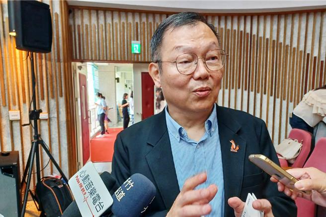 陽明交通大學校長林奇宏指客家學院後方停車場是校地，研擬興建的是「產業共創研發大樓」，絕對不是商辦大樓。（羅浚濱攝）