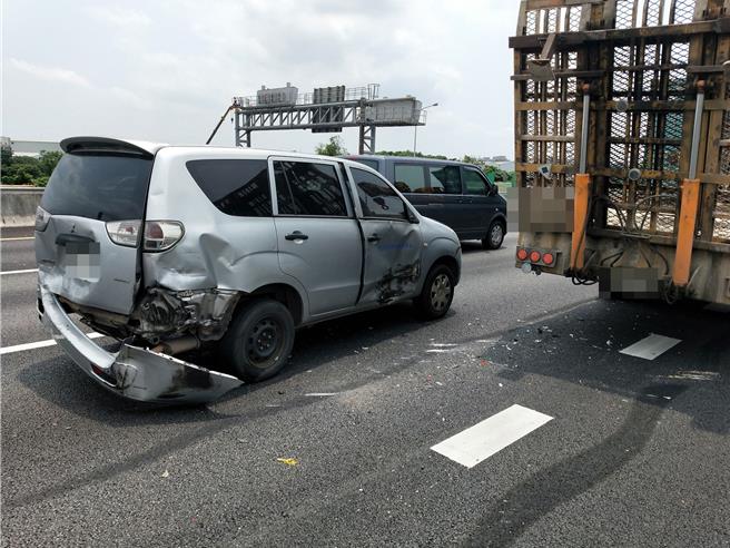 國1南向內壢段5車連環撞，1乘客頭暈送醫。（國道警方提供／呂筱蟬桃園傳真）
