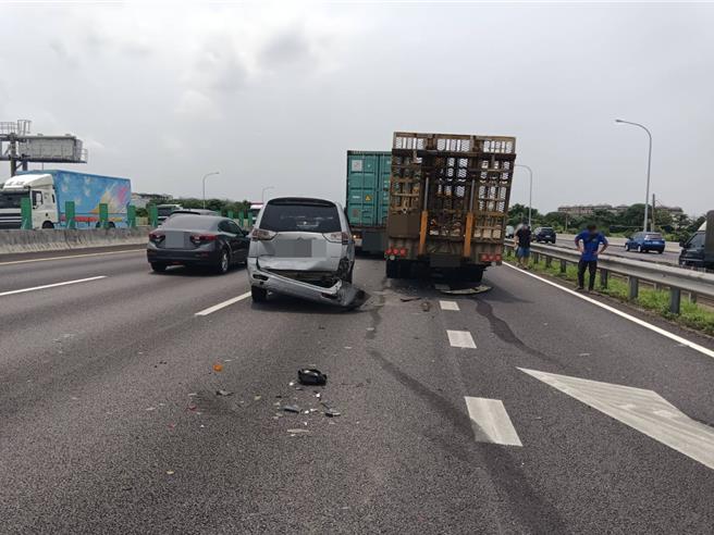 國1南向內壢段5車連環撞，1乘客頭暈送醫。（國道警方提供／呂筱蟬桃園傳真）