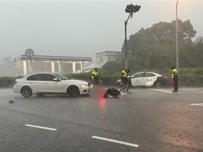 金門金湖鎮瓊徑路與經武路口今日午間發生車禍，左轉小客車疑似未禮讓直行機車而發生碰撞，所幸機車騎士僅手腳擦挫傷送衛福部金門醫院就醫。(于家麒攝)
