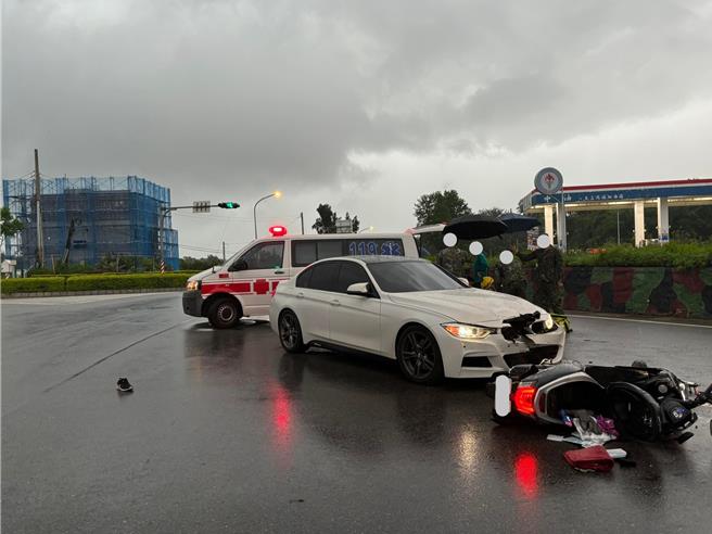 車禍發生時正下著大雨，適逢3名軍人駕車經過該處，見狀立即下車協助撑傘、照顧傷者，並協助引導往來車輛，超級暖心。(圖／警方提供)