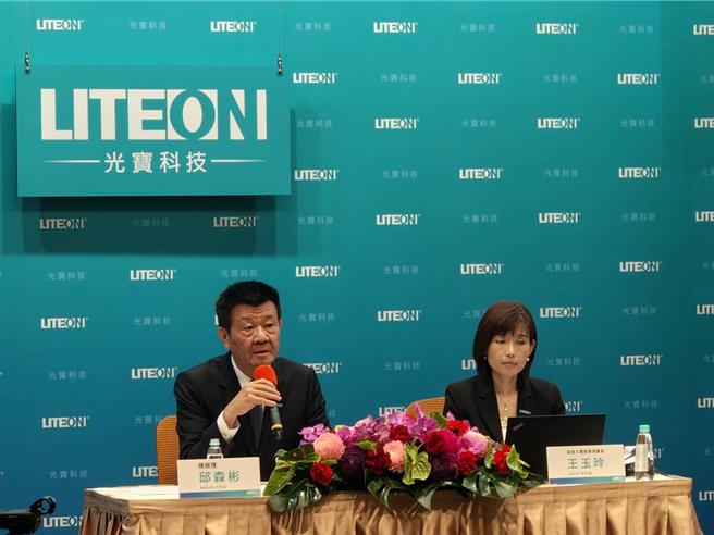 光寶科30日舉行法說會，總經理邱森彬（左）指出，資料中心相關解決方案明年可望挹注，右為投資人關係資深處長王玉玲（右）。（圖／柳名耕攝）