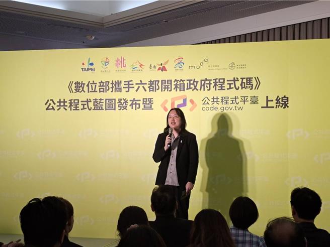 数位部长唐凤今受访时指出，中央部会一年内推动电子签章，大部分都可配合。（实习记者温予菱摄）