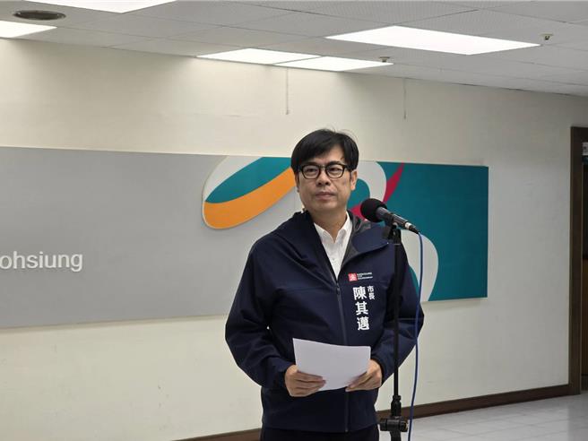 高雄某国小校长涉嫌偷拍未成年少女，日前已遭法院裁定羁押。高雄市长陈其迈今（30）日说重话，校长行为非常不应该、恶性重大，教育局决议给予解聘处分。（柯宗纬摄）