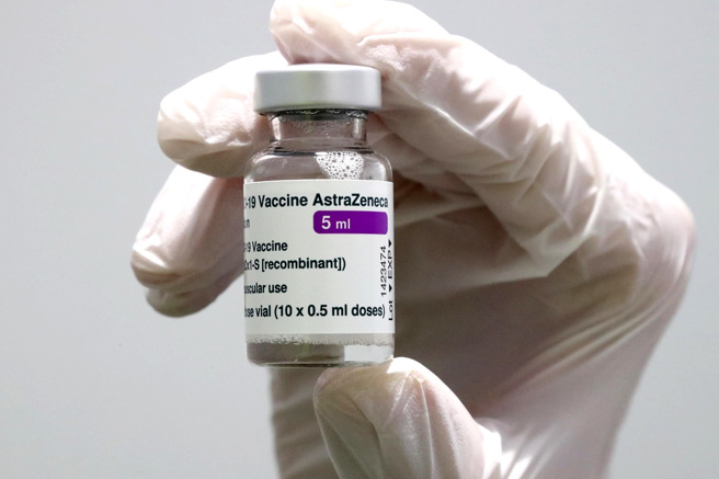 知名藥廠阿斯特捷利康（AstraZeneca，AZ）2月首度在法庭文件中承認，AZ新冠疫苗在「非常罕見」的案例下會引發罕見血栓併血小板低下症候群。（資料照／美聯社）