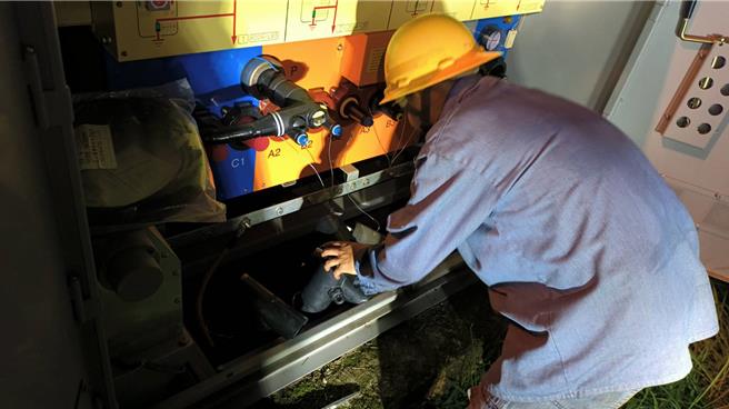 桃园八德广兴二次变电所EI29馈线电驿动作跳脱，今天中午2时停电，桃园、八德介寿路一带有2997户受到影响，经1分钟转供后，仍有411户停电，台电仍在抢修中，预计5点恢復供电。图为昨天停电抢修。（台电提供）