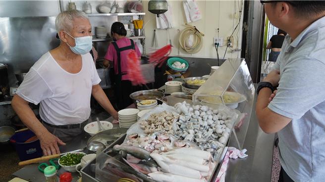 叶顺和掌摊30多年，希望把自己肉燥的好味道继续传下去。（宝智华摄）