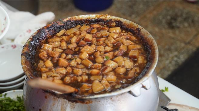 这锅肉燥是阿和肉燥饭的灵魂，用料公开不怕人学。（宝智华摄）