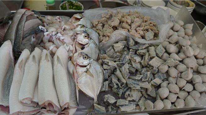 摊位上备冰维持各类肉品鲜度。（宝智华摄）