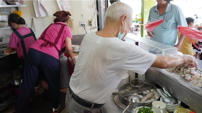 叶顺和的上衣经常溼透贴身，成了店里的活招牌。（宝智华摄）