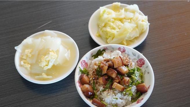 一碗肉燥饭，二碟菜，只要45元。（宝智华摄）