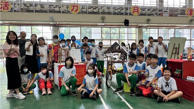 台南市鹽水區月津國小推展美感教育，今年與廣達文教基金會合作舉辦藝術展，30日在月津國小活動中心開幕。（張毓翎攝）