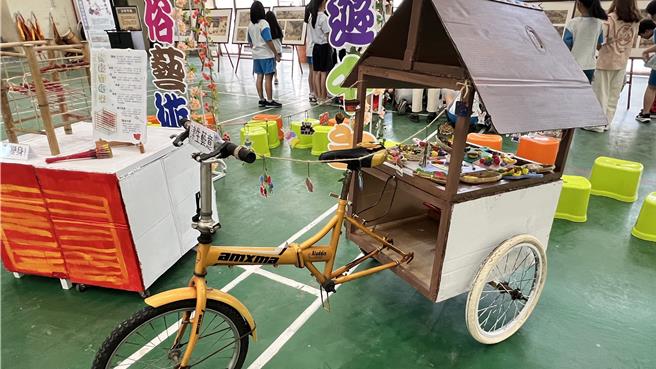 學生以「販售鹽水文化」為主題發想，設計6輛雜細藝文攤車，各攤車集結蜂炮文化、歷史建築、特色產物等，別具特色。（張毓翎攝）