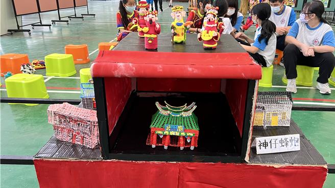 學生以「販售鹽水文化」為主題發想，設計6輛雜細藝文攤車，各攤車集結蜂炮文化、歷史建築、特色產物等，別具特色。（張毓翎攝）