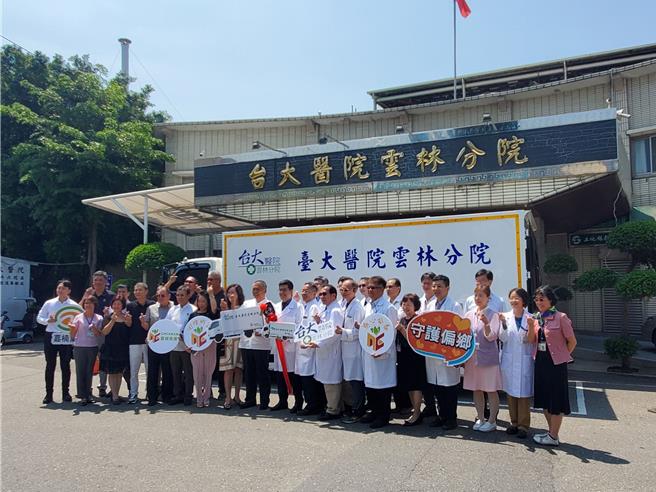 压楠集团最近再捐1辆大型餐车给台大云林分院，30日举行赠车仪式。（周丽兰摄）