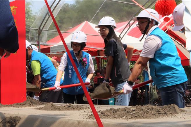 副縣長鄧桂菊等人持鏟動土。（苗栗縣政府提供／李京昇苗栗傳真）
