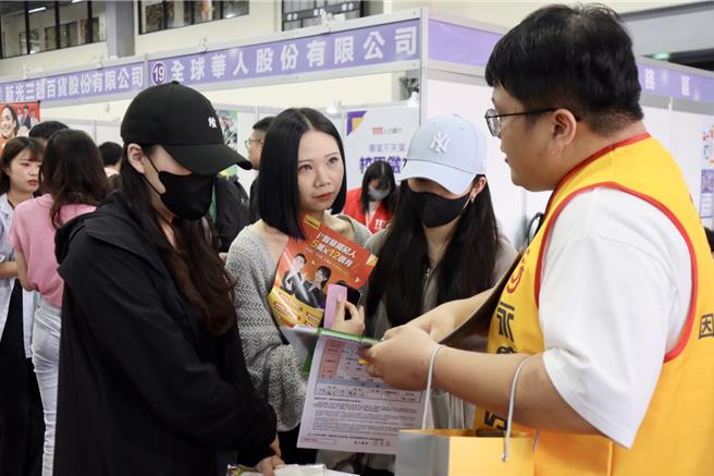 學生們向廠商諮詢就業狀況。（高鈞麟攝）