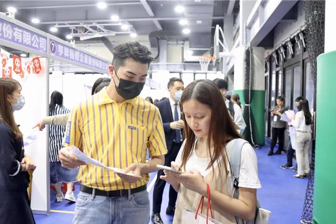 學生們向廠商報名參加面試。（高鈞麟攝）