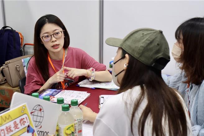 學生們參加校園就業博覽會。（高鈞麟攝）