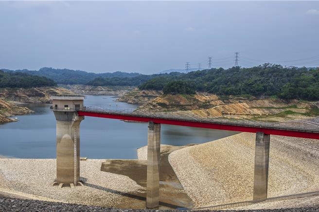 2021年全台大乾旱出现缺水危机，宝二水库快见底，竹科厂商都要花钱雇水车买水，新竹县长杨文科提议兴建「宝三」水库，增加竹科供水资源的供应。（罗浚滨摄）