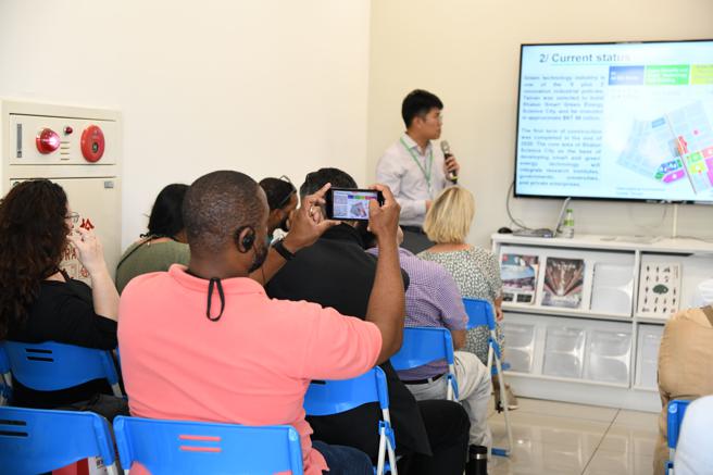 各国官员了解政府5+2产业计画及前瞻绿能建设成果 (图片来源：台南市经发局提供)