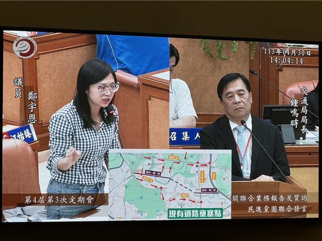 民进党籍新北市议员郑宇恩今（30）日在议会质询时再次提及新市一路二段开辟问题，城乡局说，2016年时评估认为没必要开辟，但郑宇恩认为现在已2024年，交通局承诺会再评估交通需求来看必要性。（柯毓庭摄）