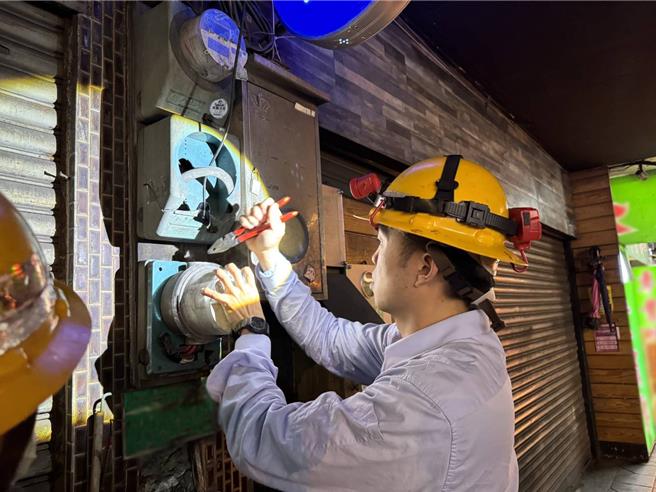 新北市公安小組昨晚針對中和違規經營的八大業者強制斷水斷電。（新北市城鄉局提供／呂健豪新北傳真）