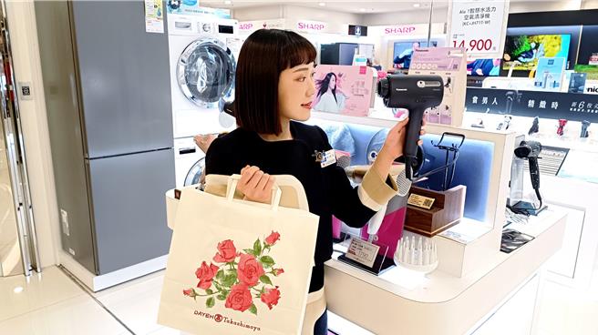 大叶高岛屋的「Panasonic nanocare奈米水离子吹风机」， 1万500元。（大叶高岛屋提供／朱世凯台北传真）
