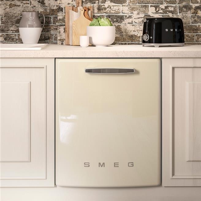 大叶高岛屋的「SMEG彩色復古洗碗机」，8万9800元。（大叶高岛屋提供／朱世凯台北传真）
