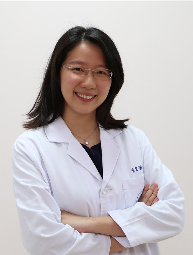 麻豆新楼医院中医师黄书澐教授DIY「降过敏保养茶」。（麻豆新楼医院提供／宝智华台南传真）