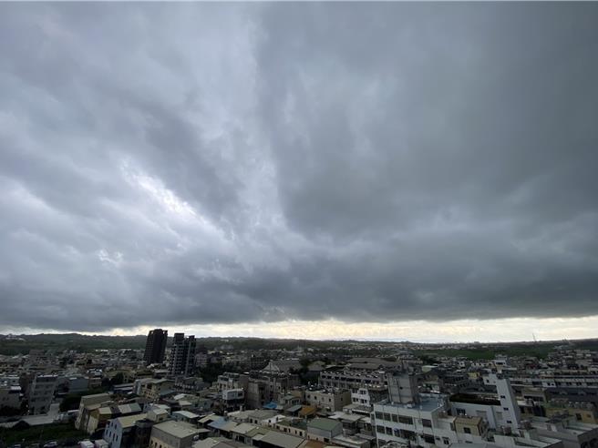 彰化市天空30日出現大片烏雲壓境而至，中央氣象署針對中、彰地區發布大雷雨訊息。（孫英哲攝）