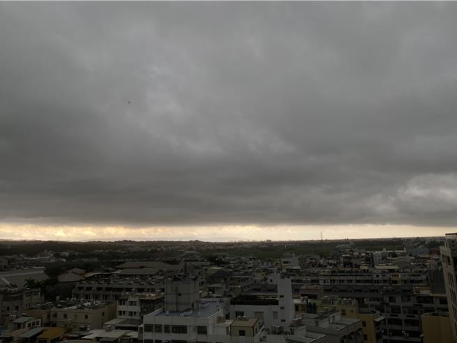 彰化市天空30日出现大片乌云压境而至，中央气象署针对中、彰地区发布大雷雨讯息。（孙英哲摄）