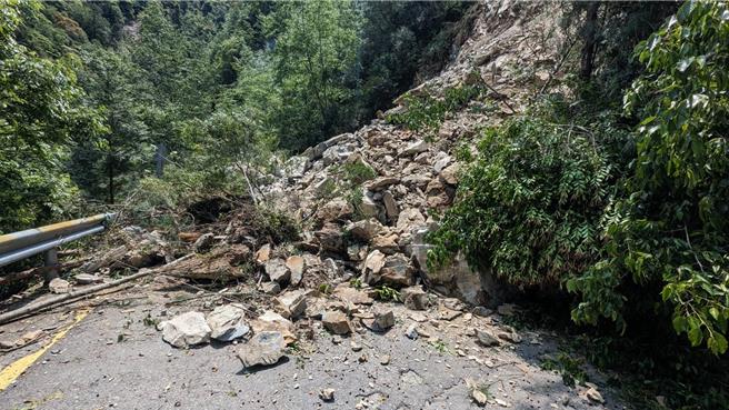 中横便道17.8k今天上午发生大面积坍塌，因量体过大，下午4点半班次不开放。（谷关工务段提供）