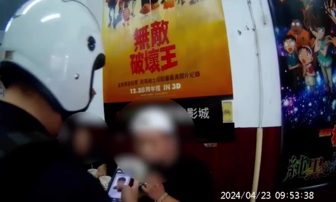 台北市1名46歲陳姓男子，因詐欺及毒品案遭通緝，日前於銀行前遇見巡邏員警，疑心虛快閃，卻在過馬路時違規遭警方攔查，身分因此曝光。（翻攝畫面）