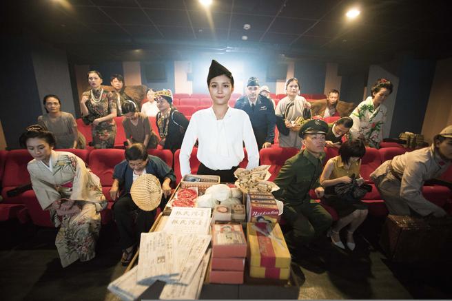 儘管《哈玛星列车》的剧情是虚构的，但他以真实的田调为基础，建构出异族人们在牌桌上沟通、斗智的趣味情境（图片来源：高雄市文化局提供）