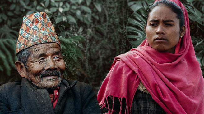 纪录片系列「唤说其语」不仅呈现赖冠源对原住民祖语復育的重视，他更挑战语音互动的VR技术，促使体验者开口「说出」一度灭绝的原住民语。（图片来源：高雄市文化局提供）
