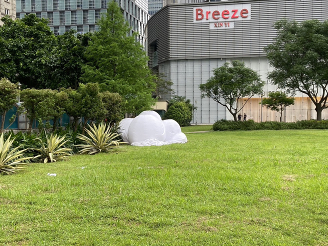 騎士受被吹走裝置藝術影響自摔。（翻攝畫面）