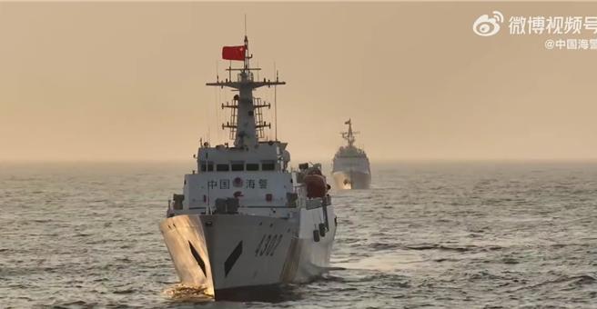 中國海警30日依法對菲律賓侵闖黃岩島鄰近海域的4410海警船、3004公務船實施驅離。圖為示意圖。（摘自中國海警微博）