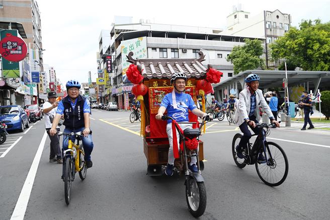 苗栗市長余文忠領騎。（苗栗縣政府提供／李京昇苗栗傳真）