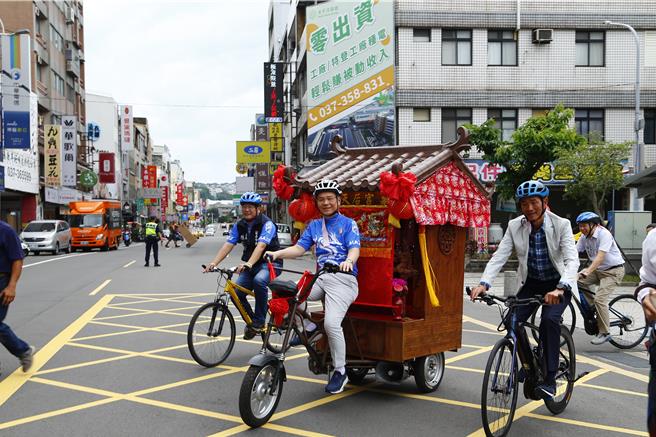 苗栗市長余文忠領騎，啟動鐵馬進香活動。（苗栗縣政府提供／李京昇苗栗傳真）